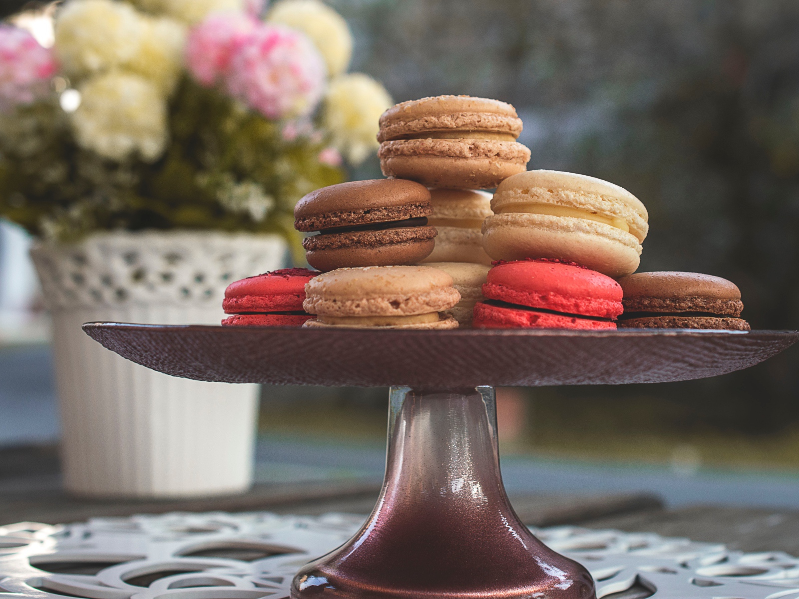 Разноцветный десерт макарун в вазе на столе 