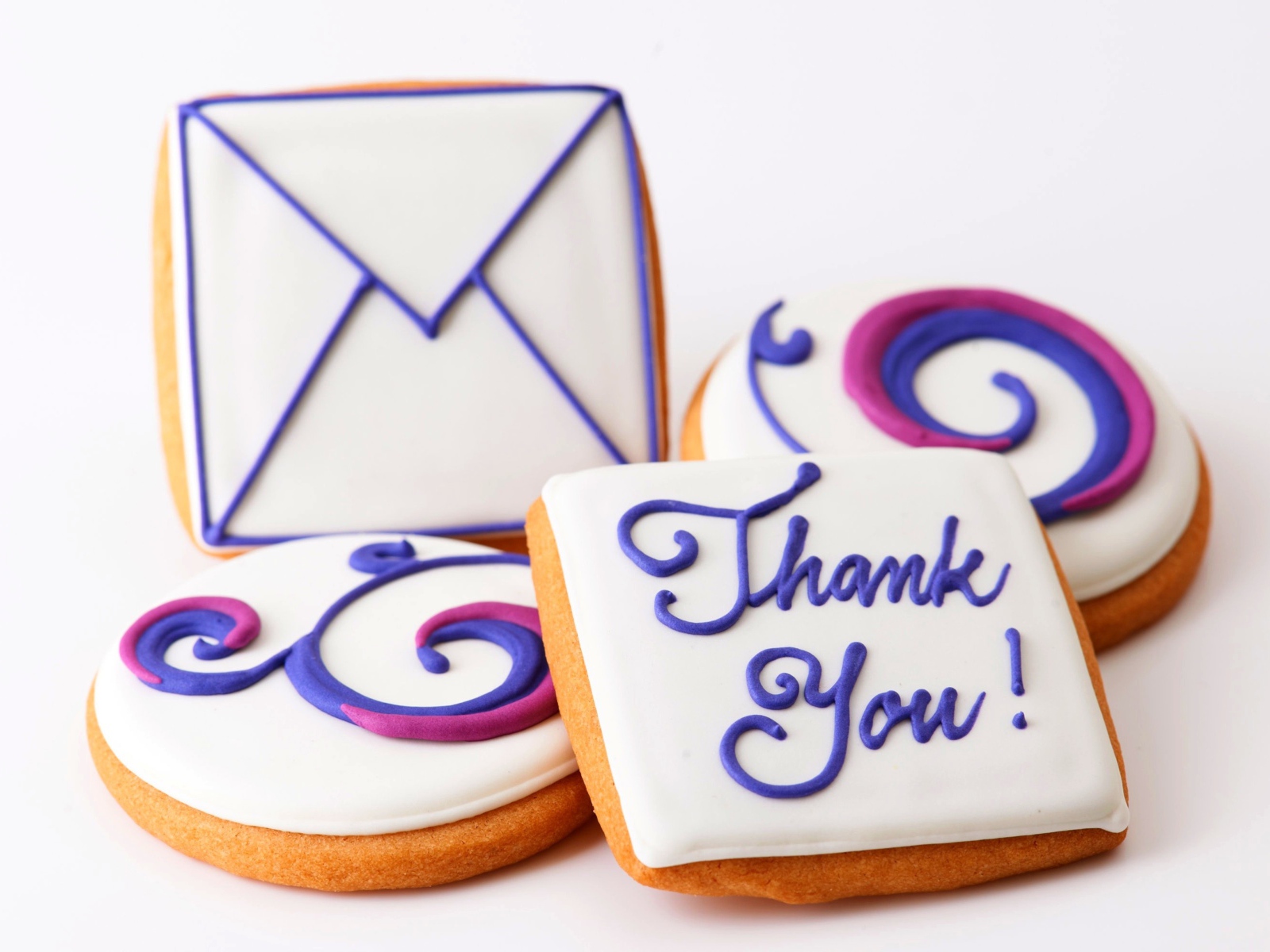 Печенье с надписями на сером фоне