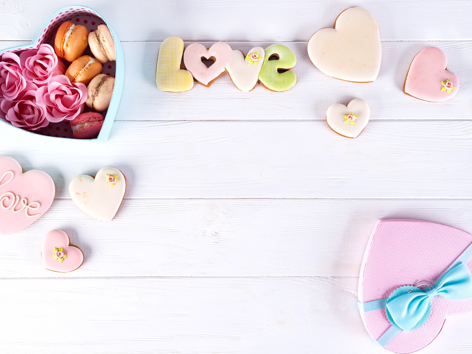 Подарочная коробка в форме сердца на столе с печеньем 