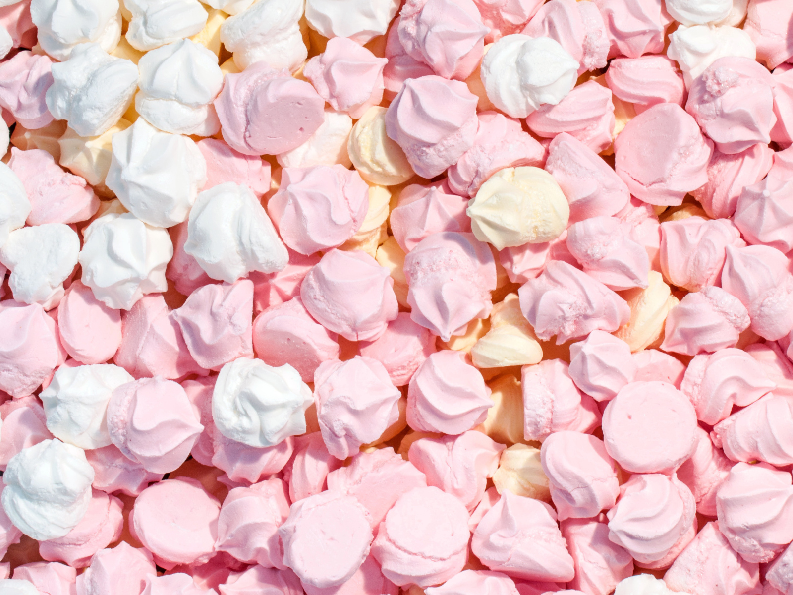 Много сушеного безе крупным планом