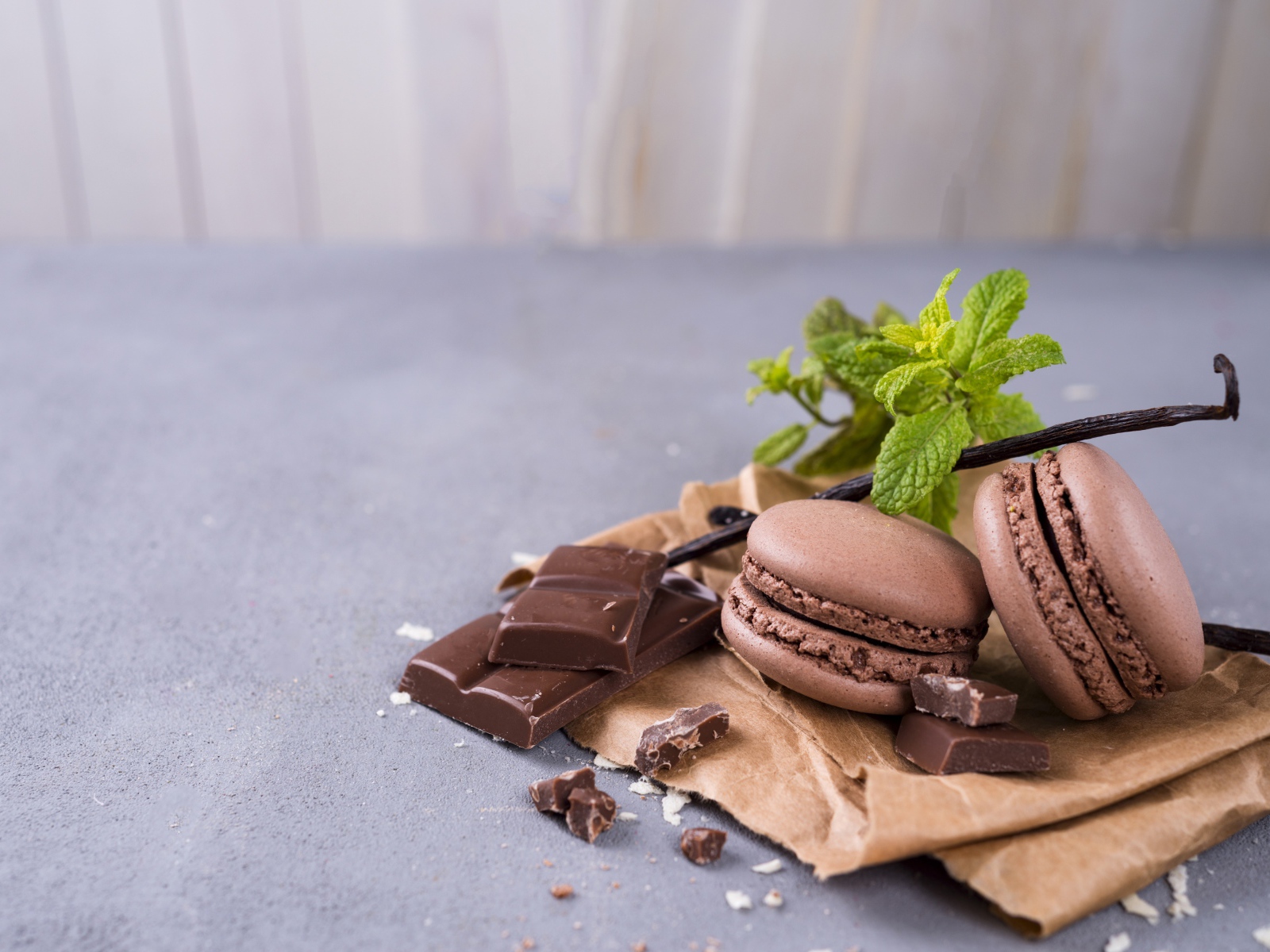 Десерт макарун на столе с шоколадом и ванилью