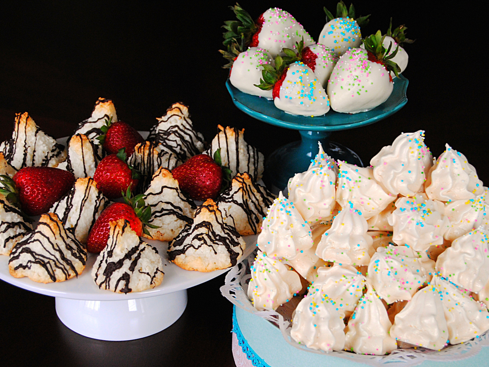 Десерт меренга и клубника в шоколаде на черном фоне