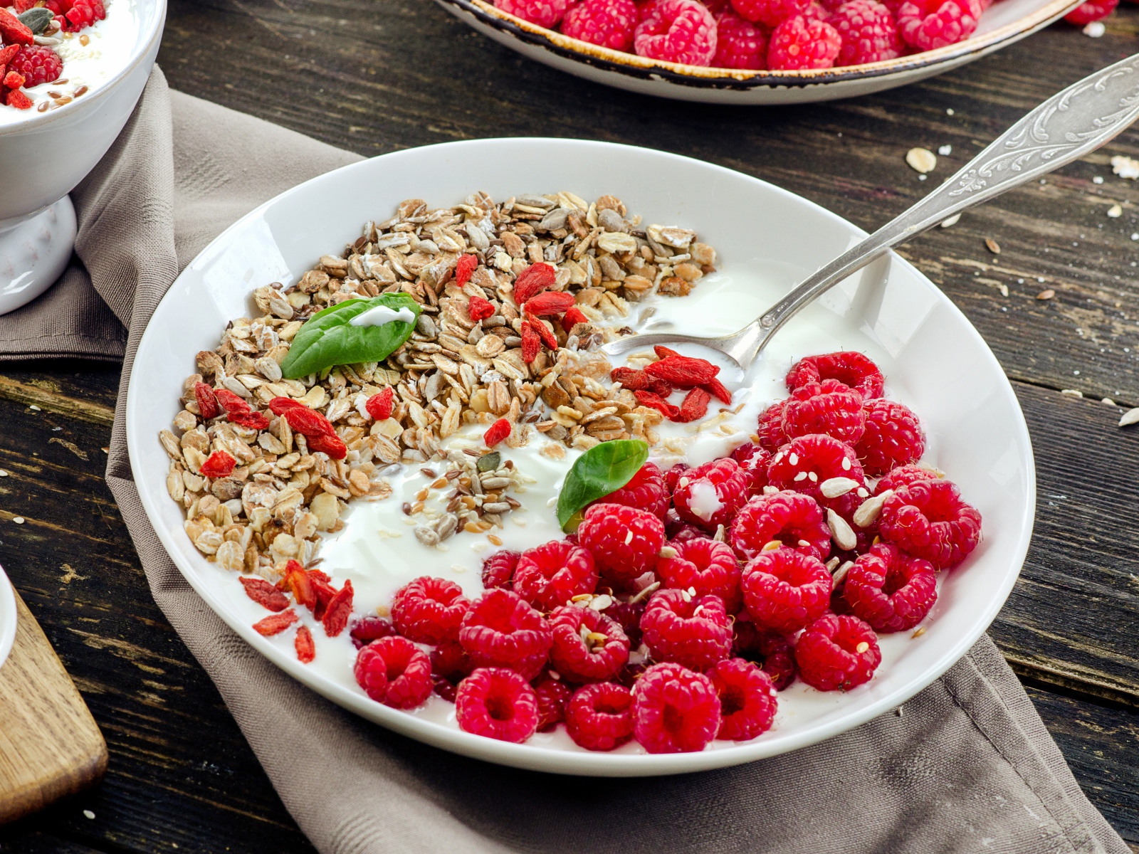 Мюсли йогуртом и свежими ягодами малины на завтрак