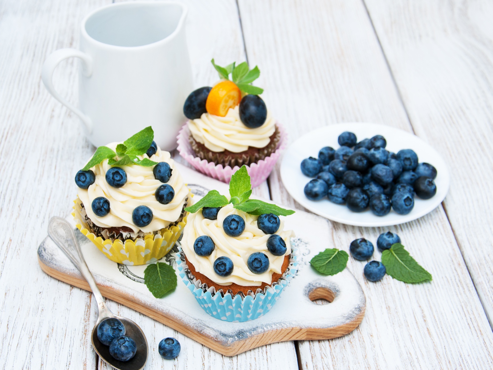 Кексы на столе с ягодами черники 