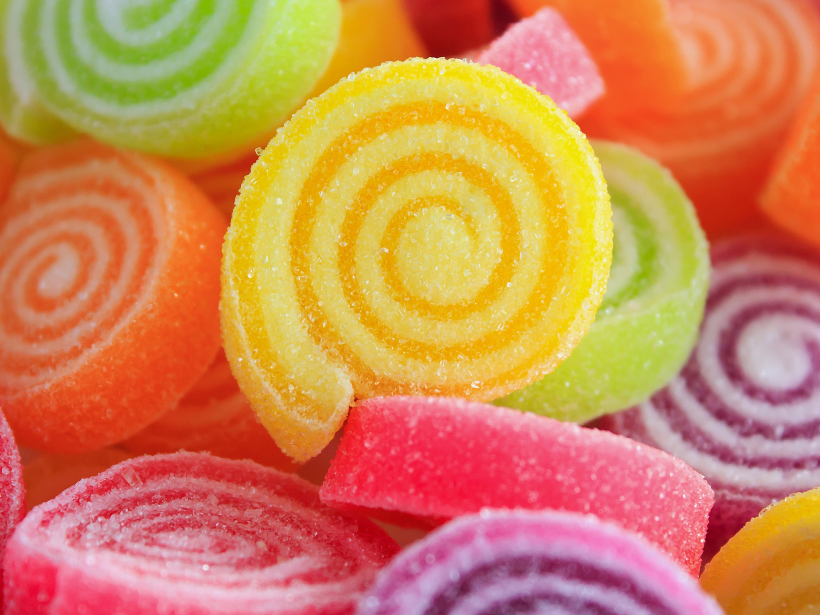 Разноцветный  сладкий мармелад в сахаре крупным планом