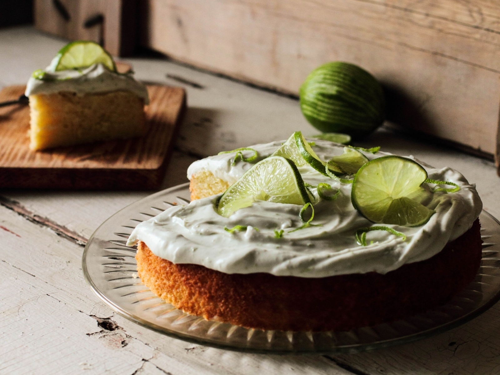 Пирог с кремом и кусочками лайма на столе