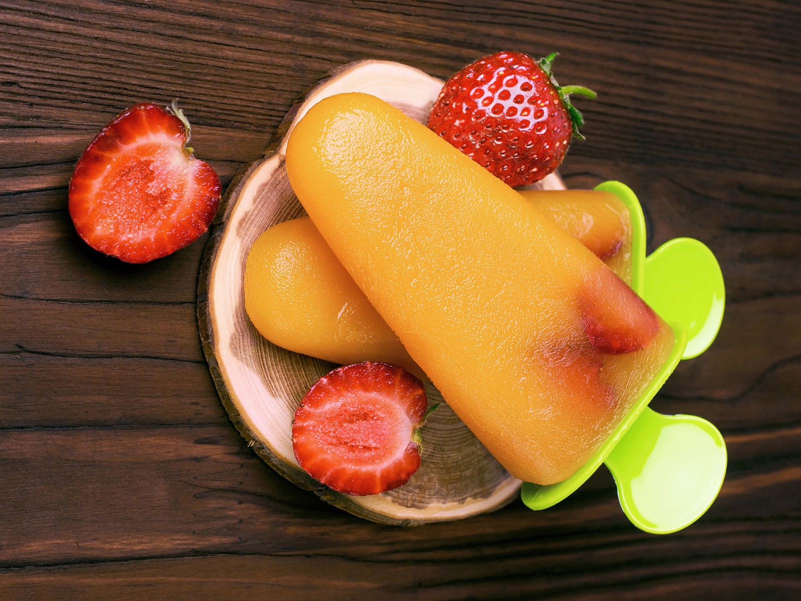 Фруктовое мороженое на столе с клубникой