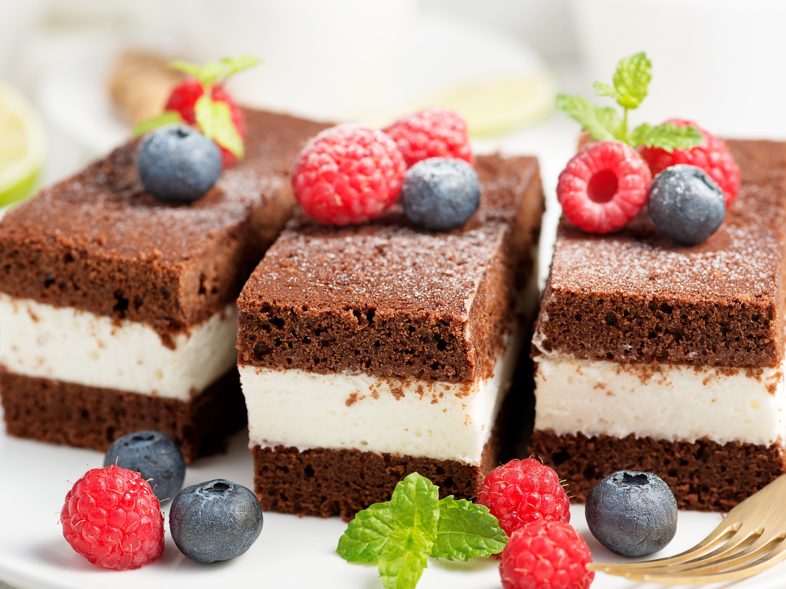 Пирожные с суфле и ягодами малины и черники 