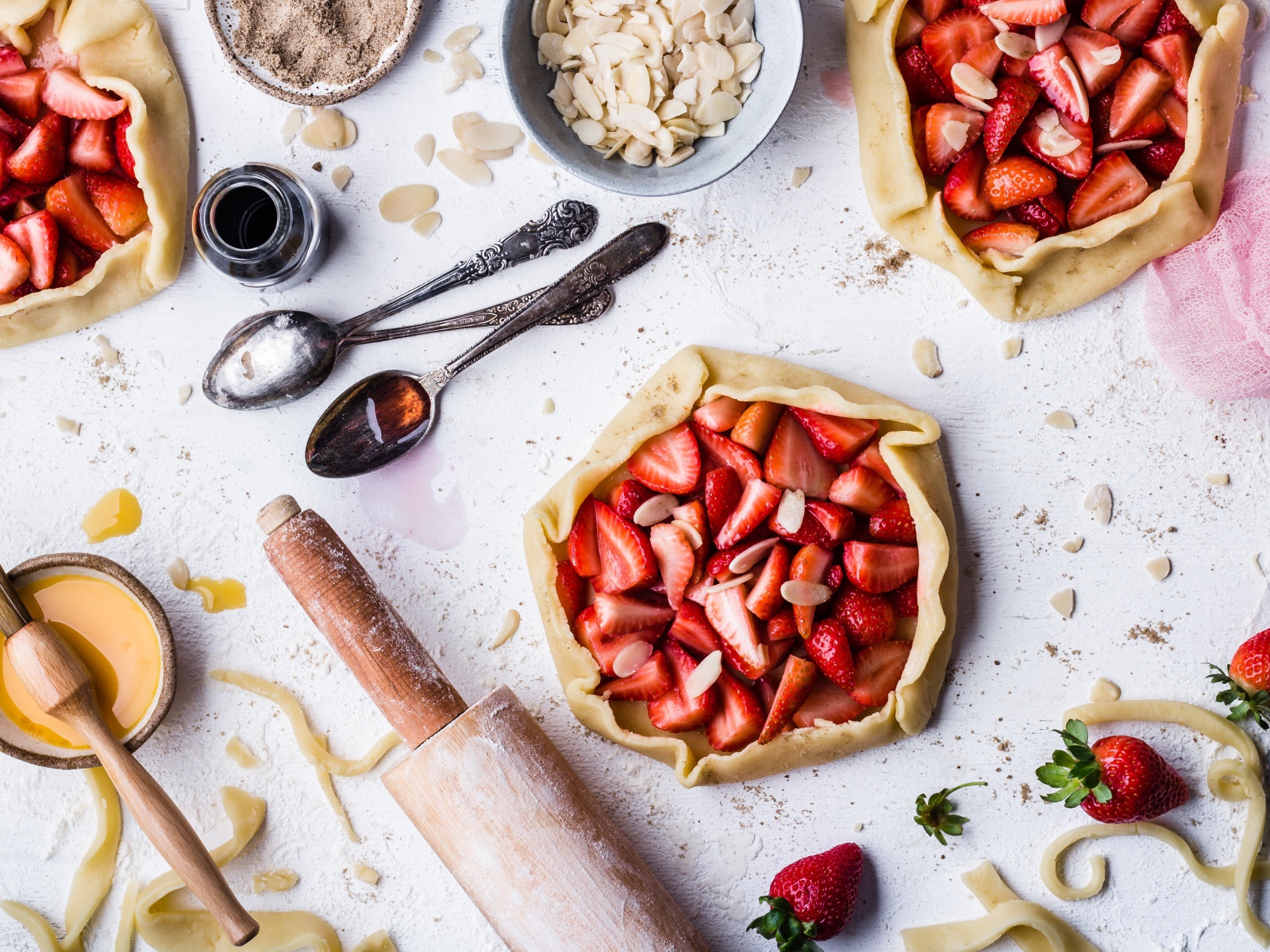 Пироги с клубникой готовятся на столе