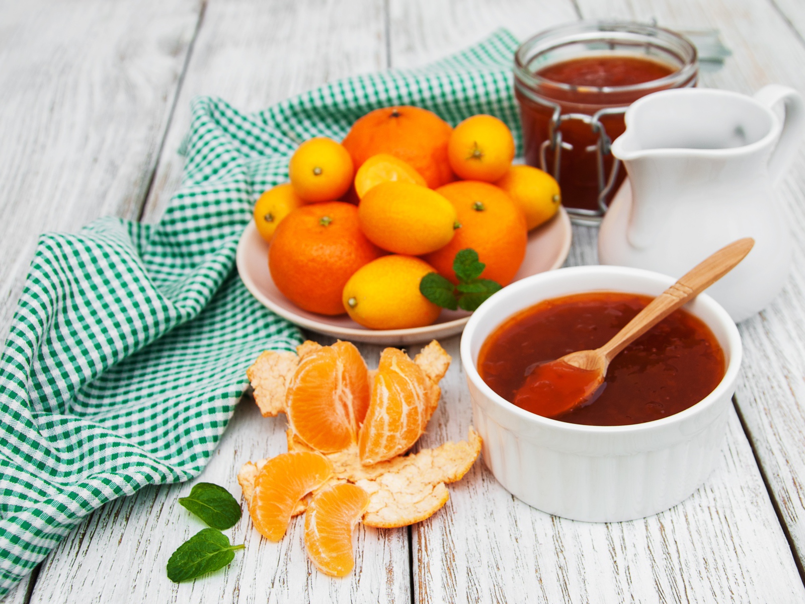 Джем на столе с мандаринами 