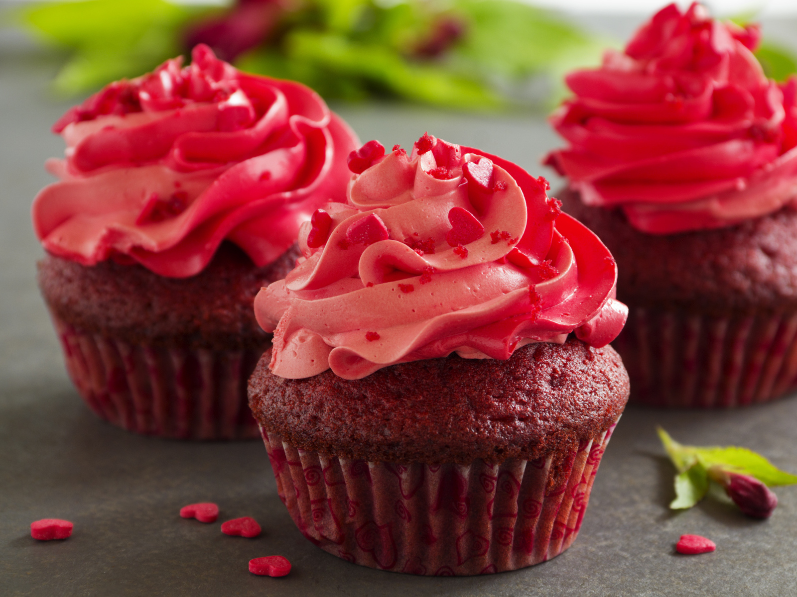 Три шоколадных кекса с розовым кремом 