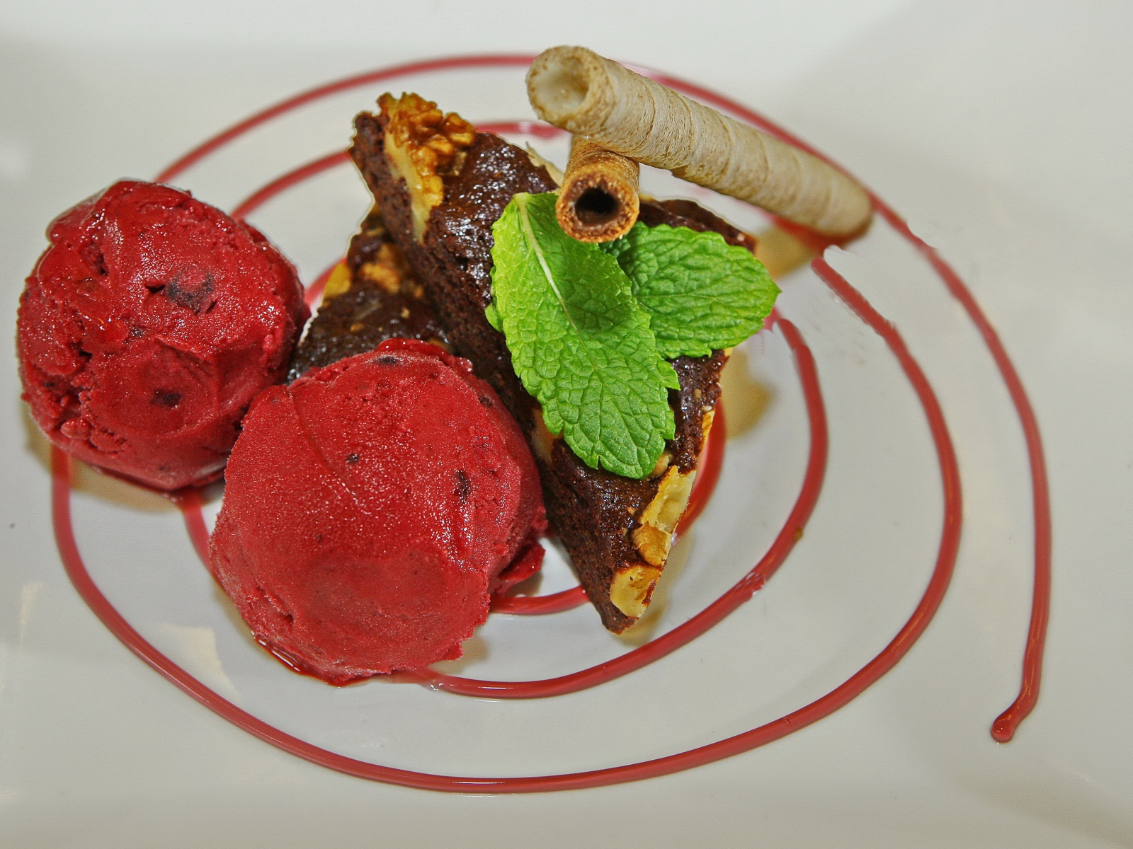 Два шарика фруктового мороженого с щербетом и трубочками