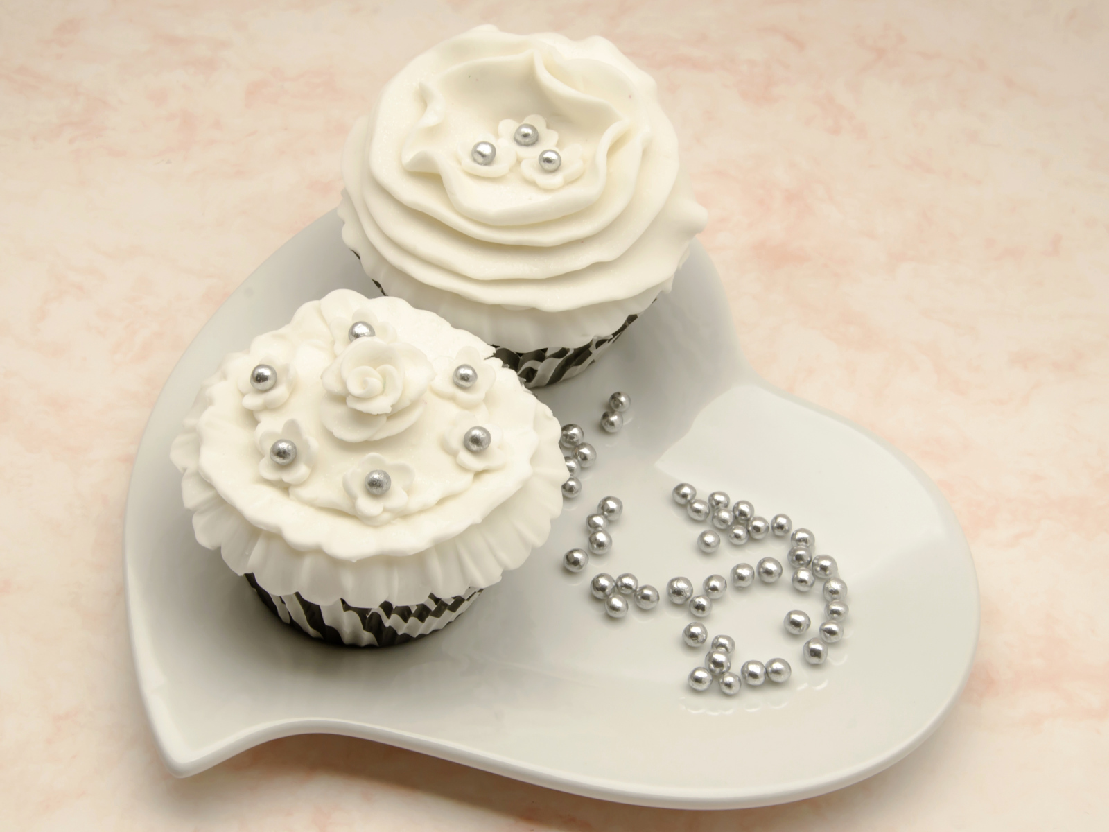 Два красивых капкейка с кремом и бусинами