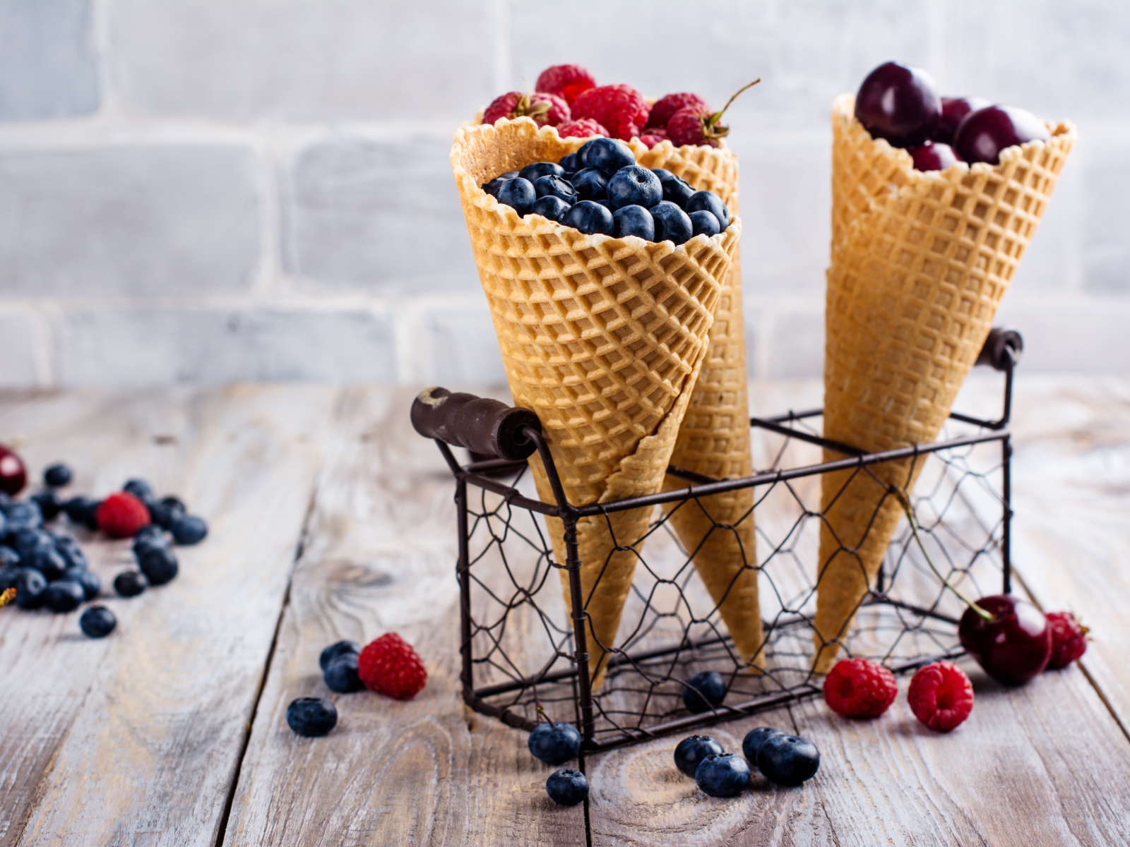 Два вафельных рожка на столе с ягодами