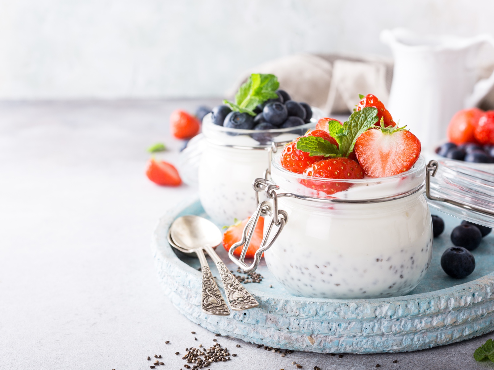 Йогурт с семенами годжи и ягодами на завтрак