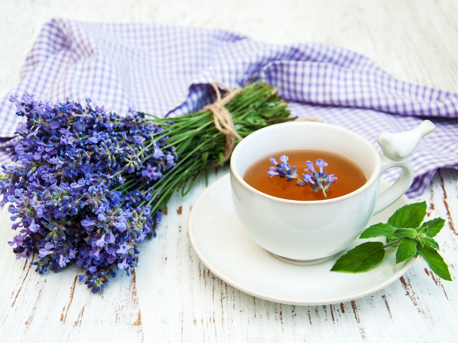 Чашка чая на столе с букетом лаванда 