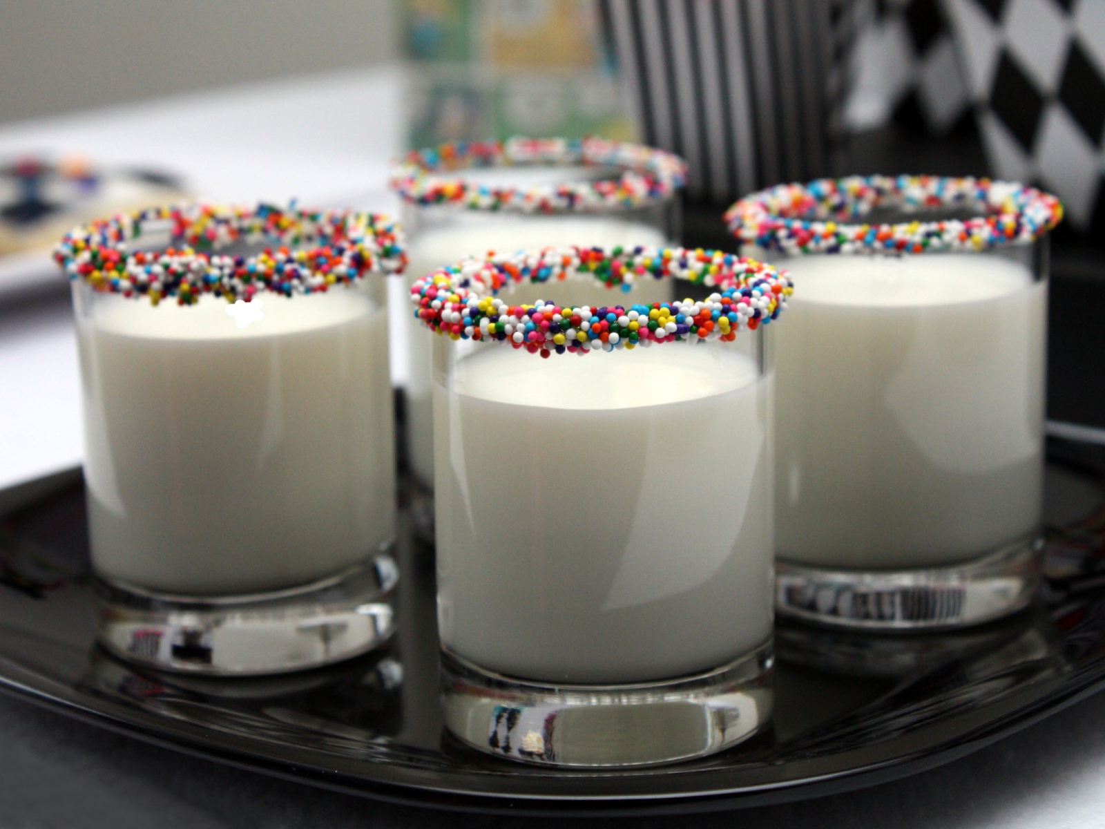 Стаканы с молоком со сладкой посыпкой на ободке 