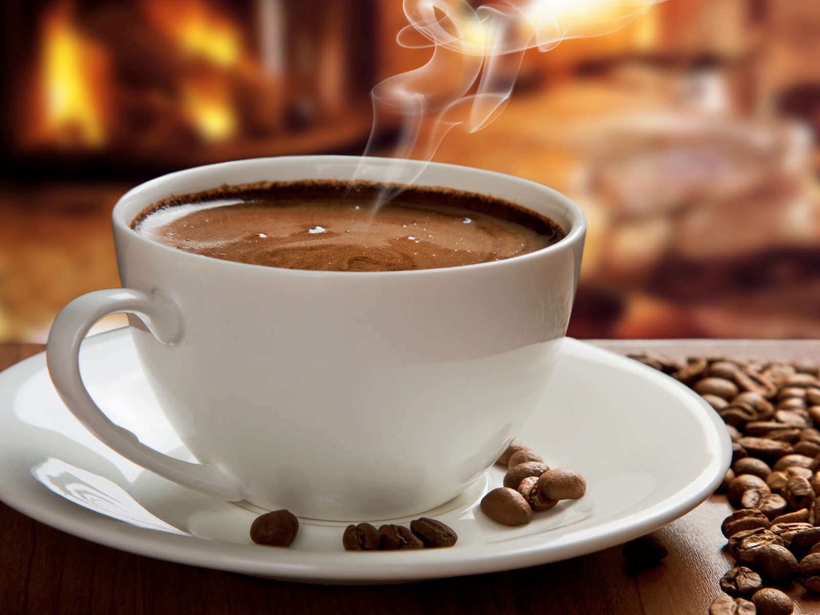Большая белая чашка с горячим кофе на столе с кофейными зернами
