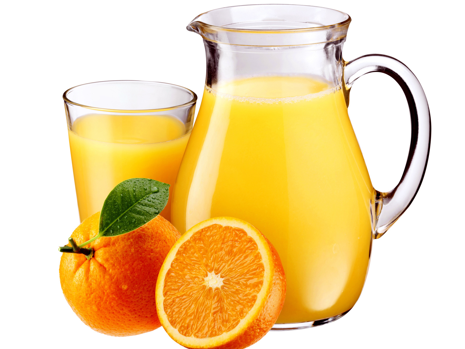 Апельсиновый сок на белом фоне с плодами апельсина