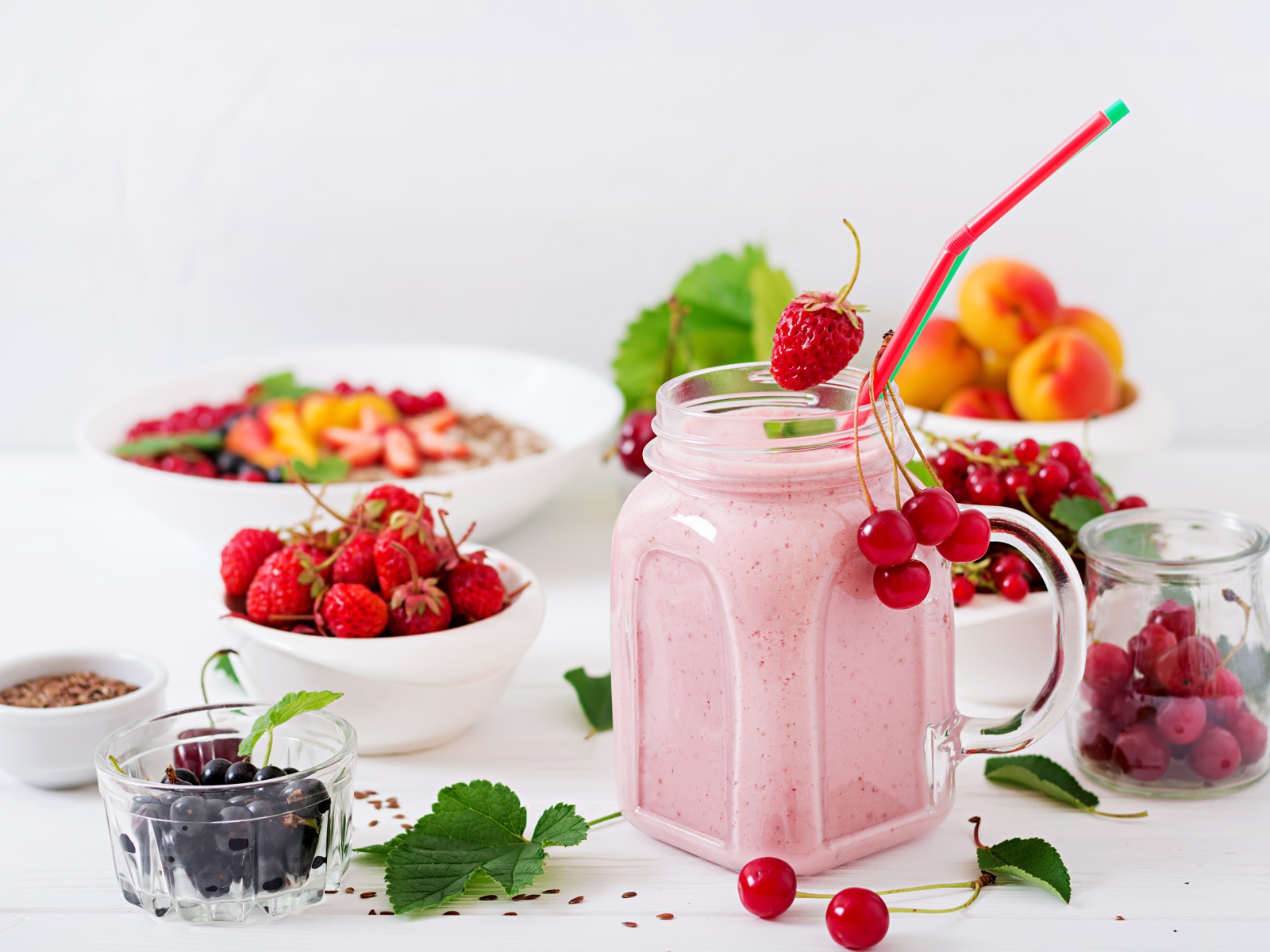 Смузи в банке на столе со свежими ягода 