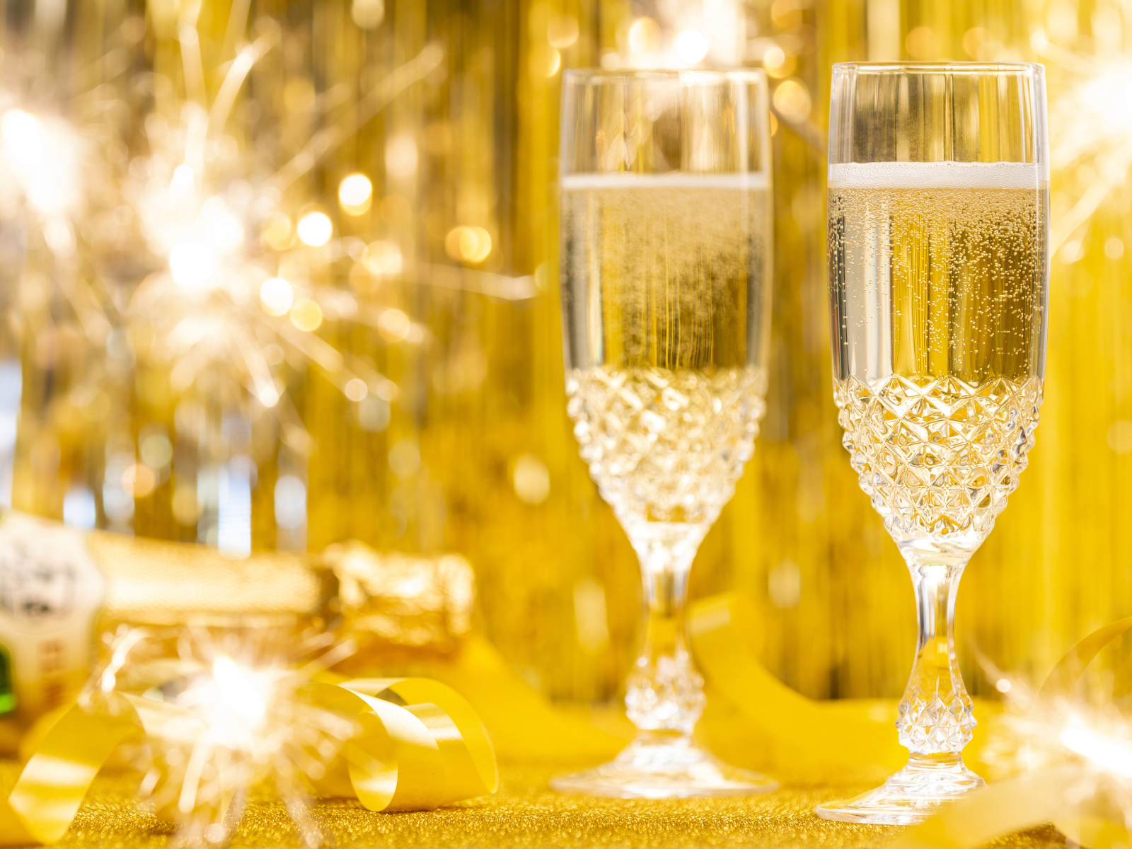 Два фужера шампанского с бенгальскими огнями