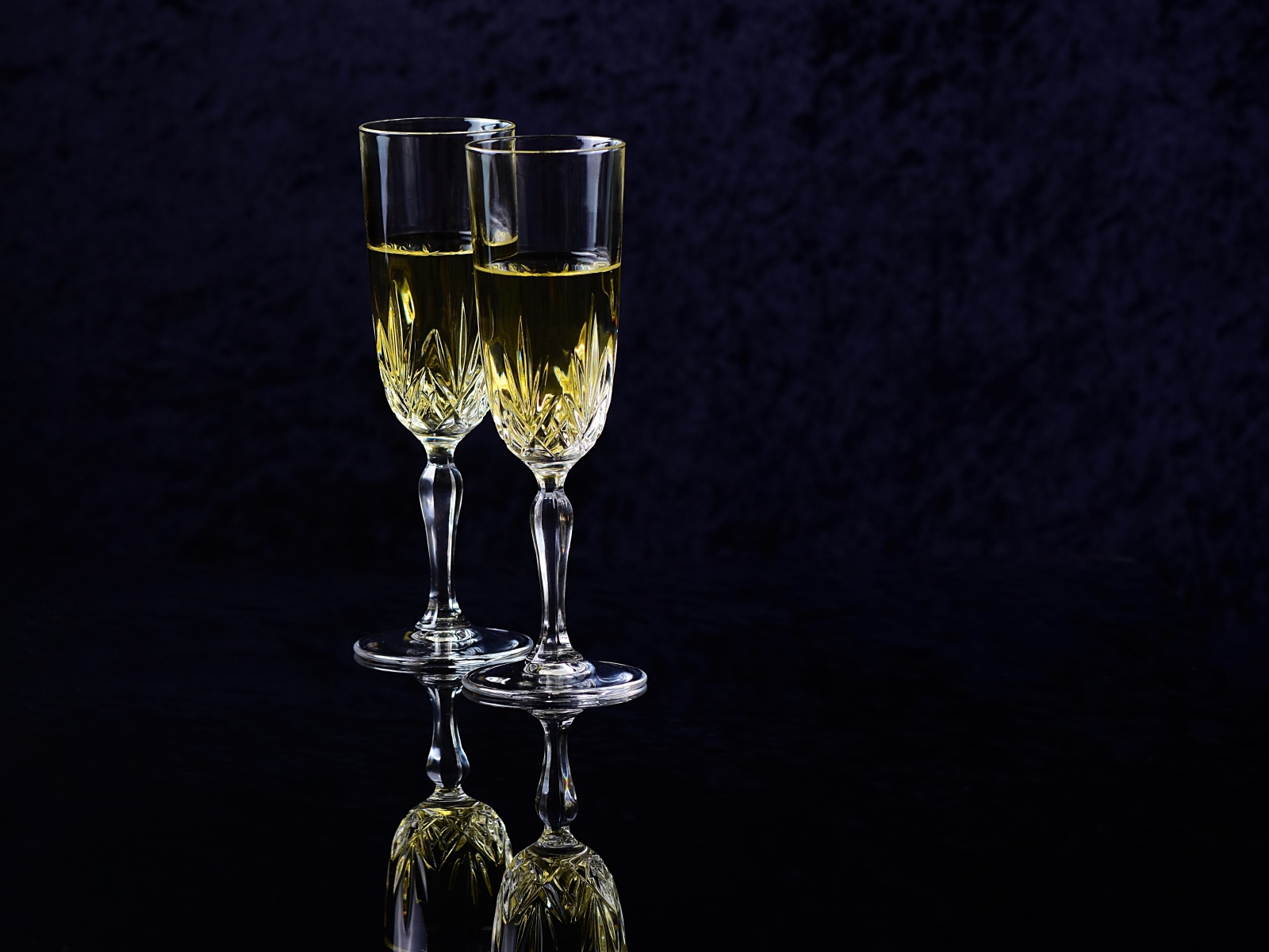 Два бокала с шампанский на черном фоне