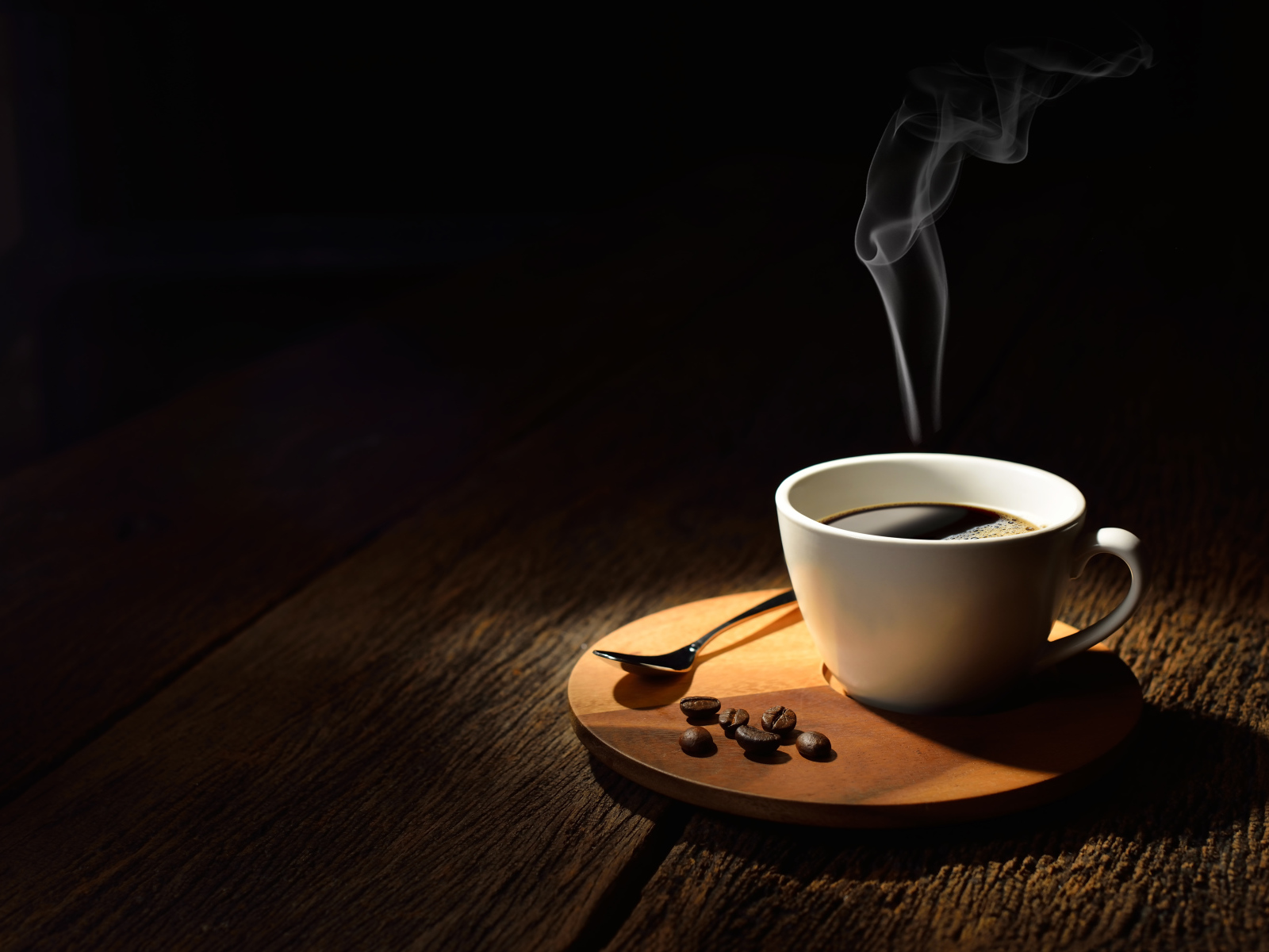 Белая чашка горячего крепкого кофе на столе