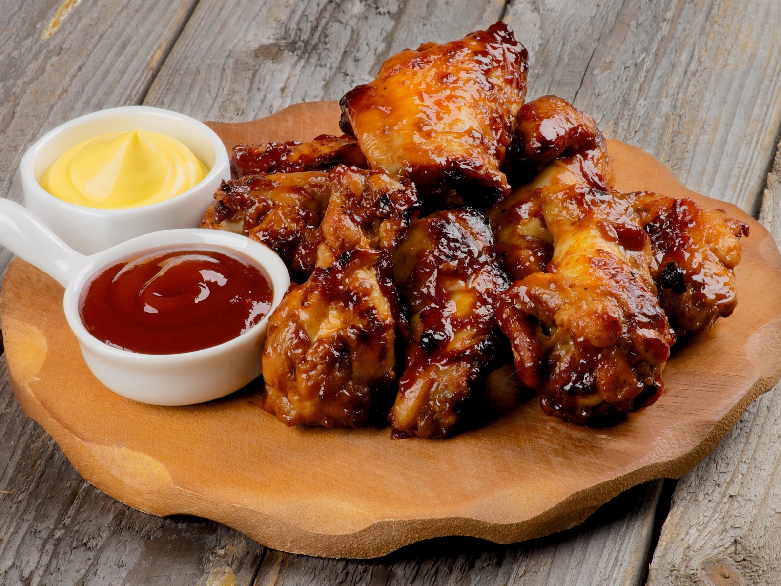 Запеченное мясо на доске с соусами 