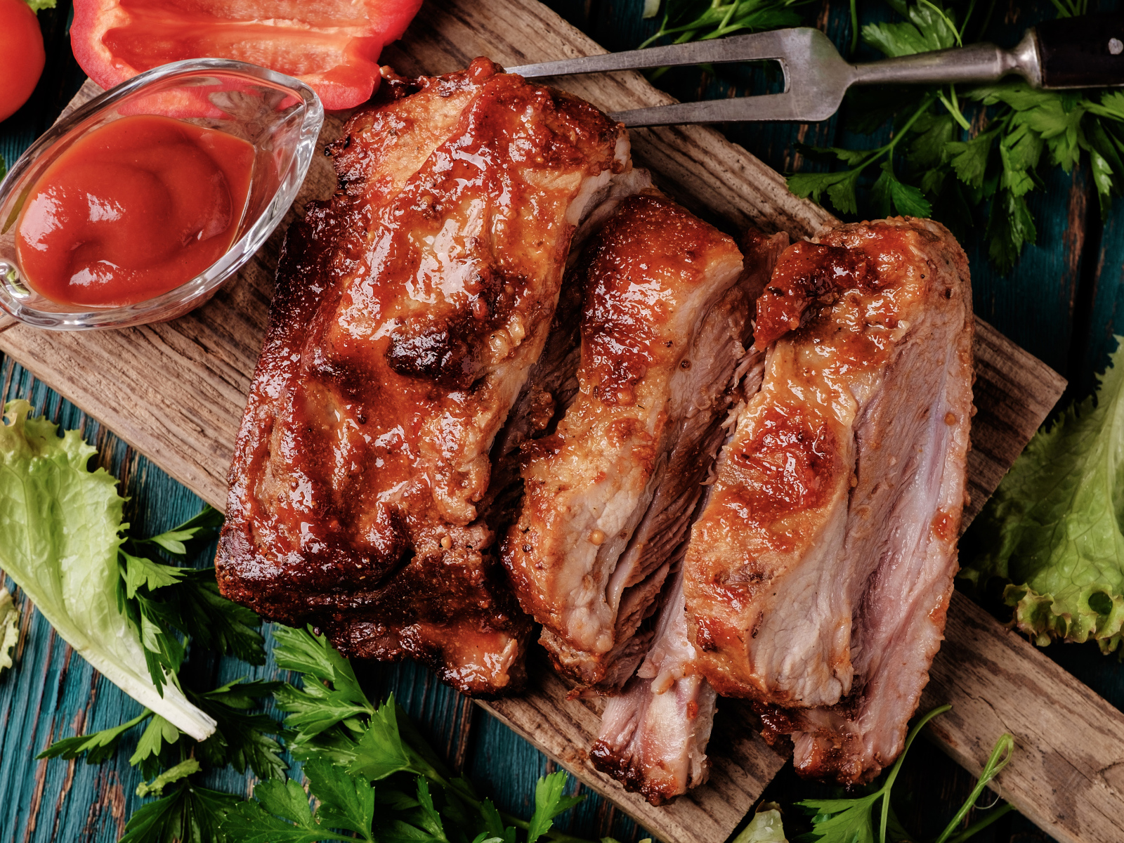 Сочный кусок запеченного мяса на столе с соусом