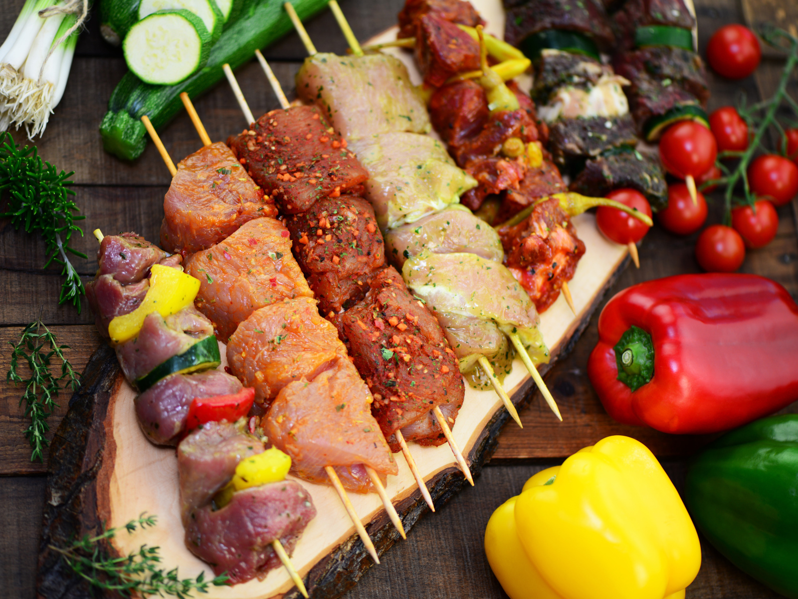 Шашлык на столе с овощами 
