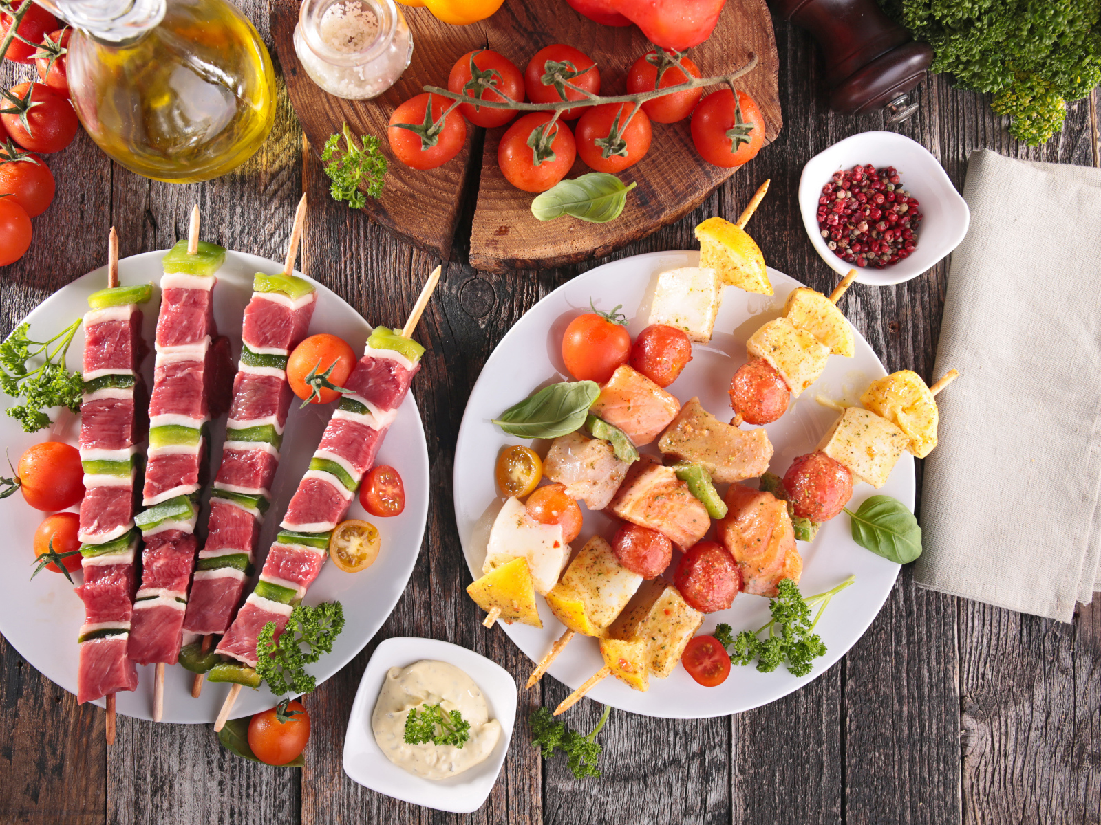 Шашлыки с печени и рыбы на шпажках с овощами