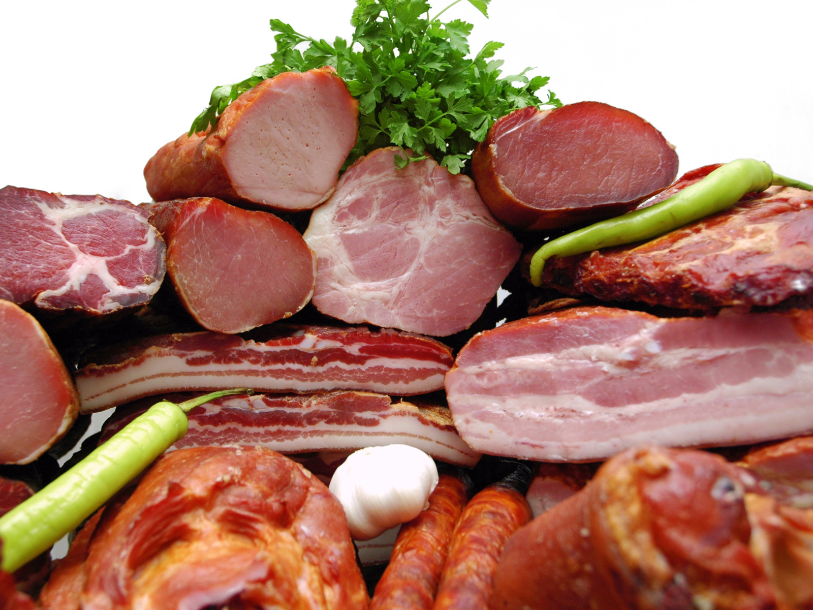 Мясные изделия с перцем и петрушкой крупным планом