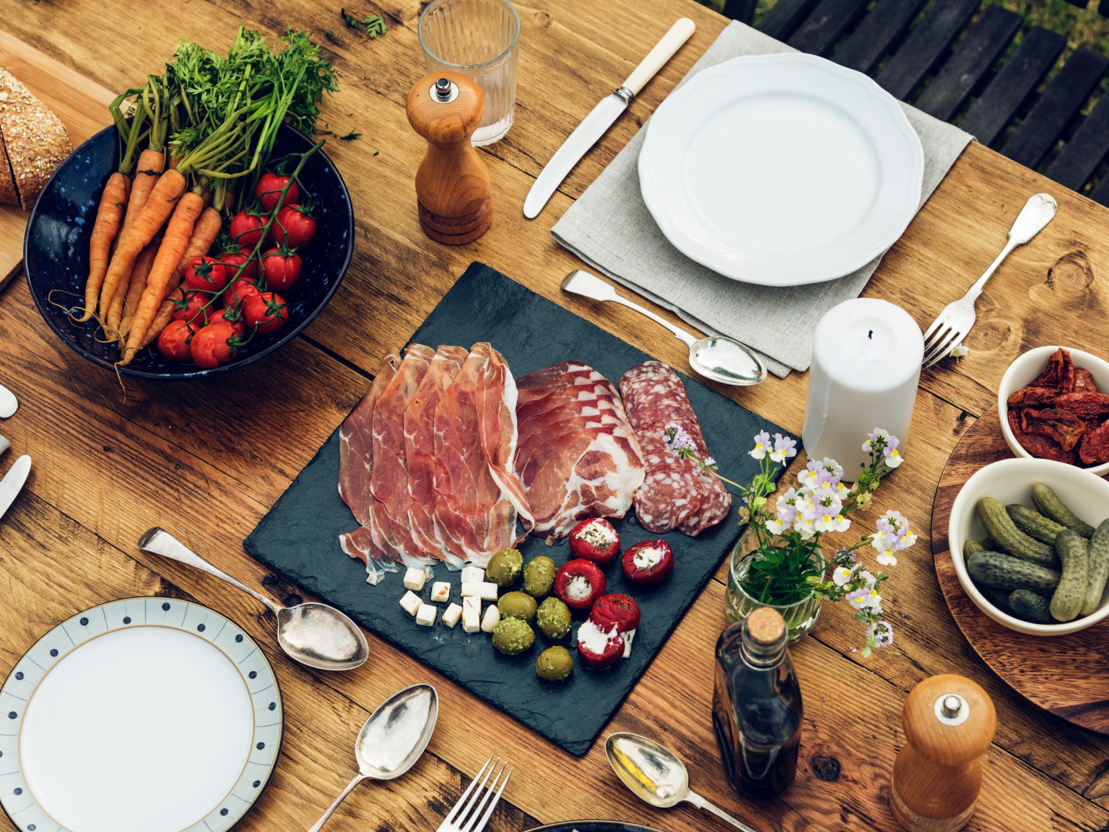 Нарезанное мясо на столе с овощами
