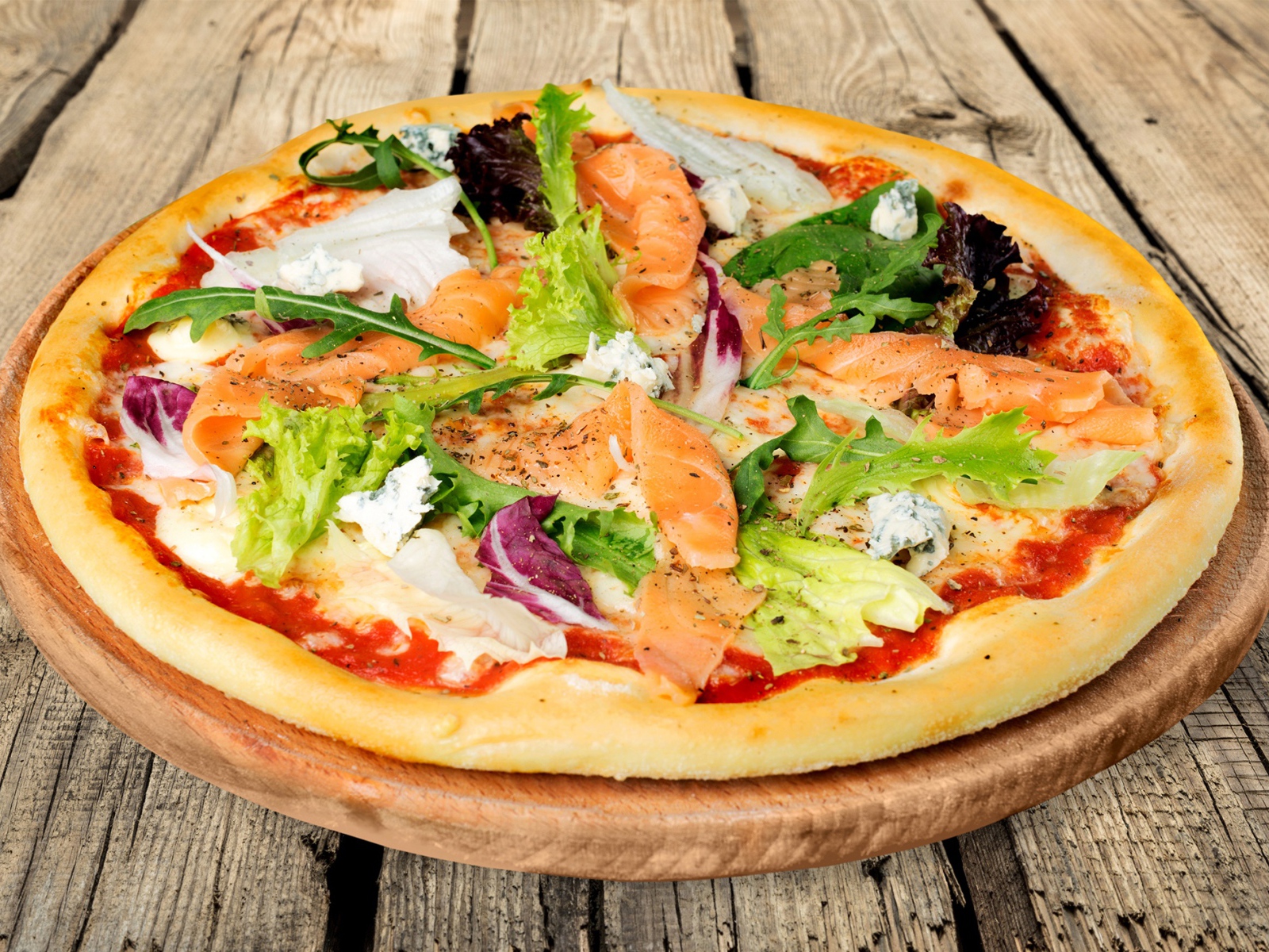 Аппетитная пицца с рыбой и рукколой 