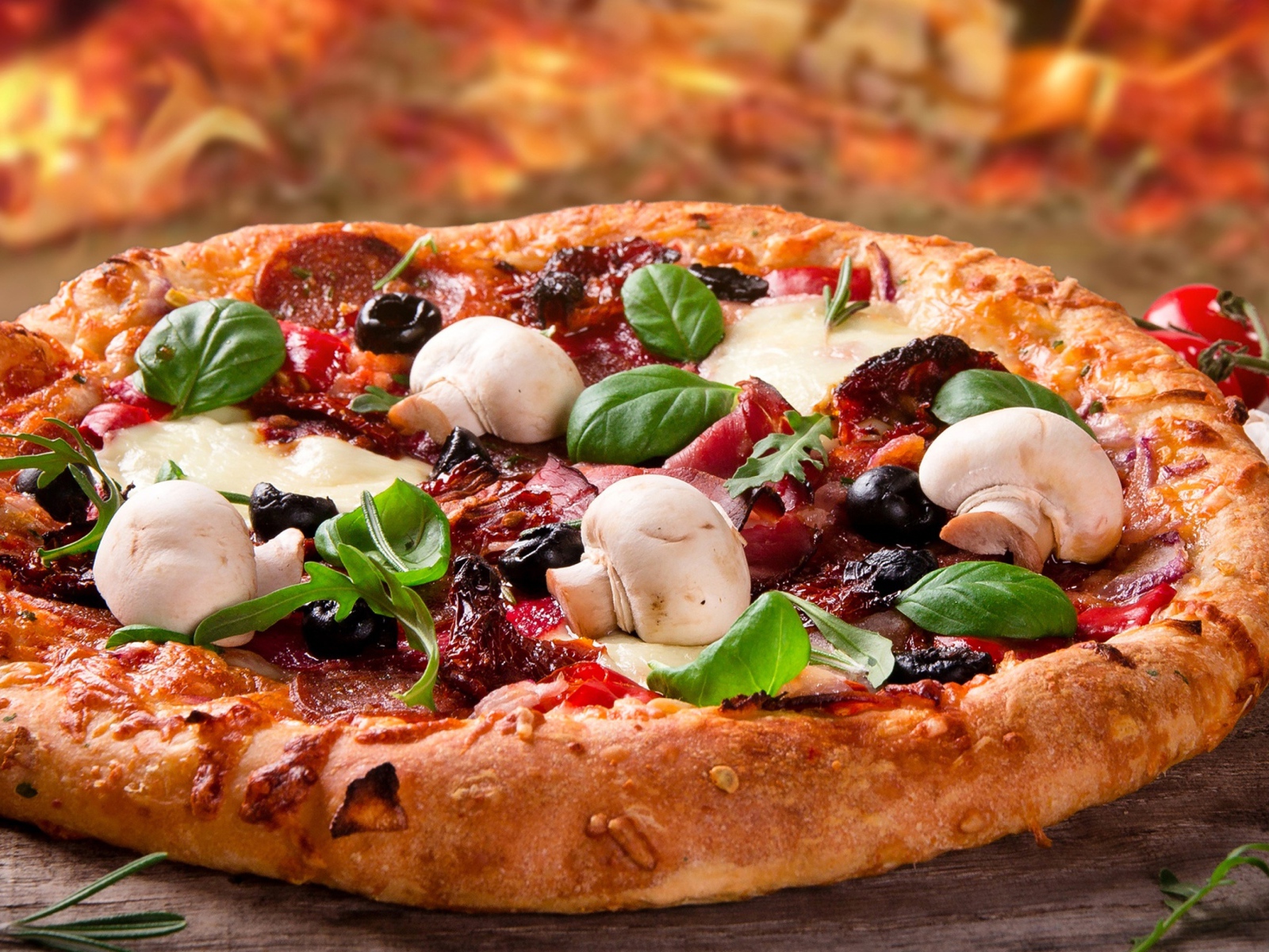 Аппетитная пицца с колбасой, беконом и грибами