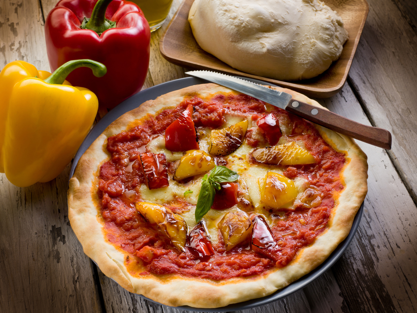 Пицца с болгарским перцем и сыром на столе