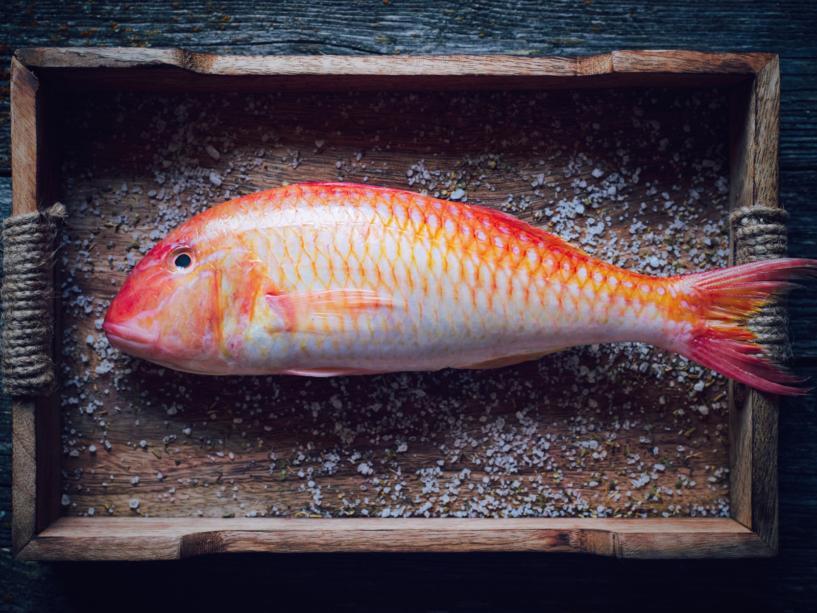 Рыба в деревянном ящике со специями 