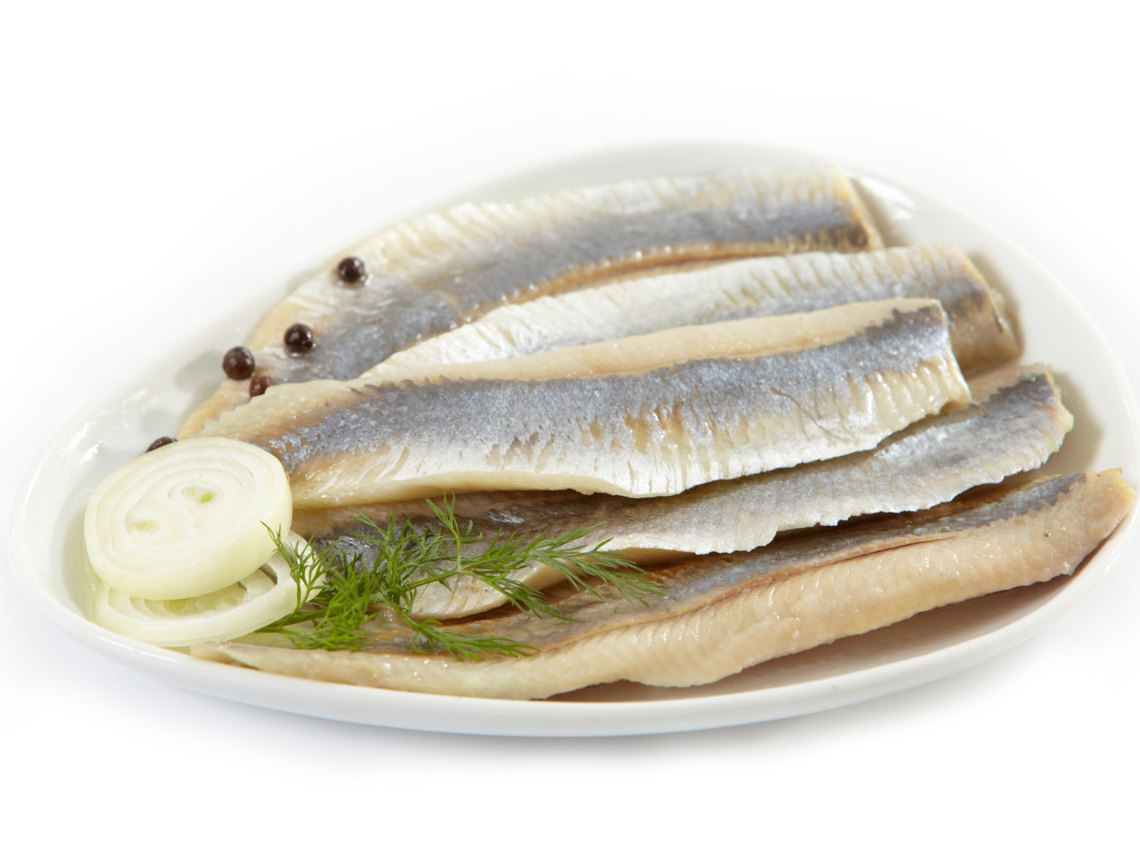 Филе сельди на белом фоне с репчатым луком