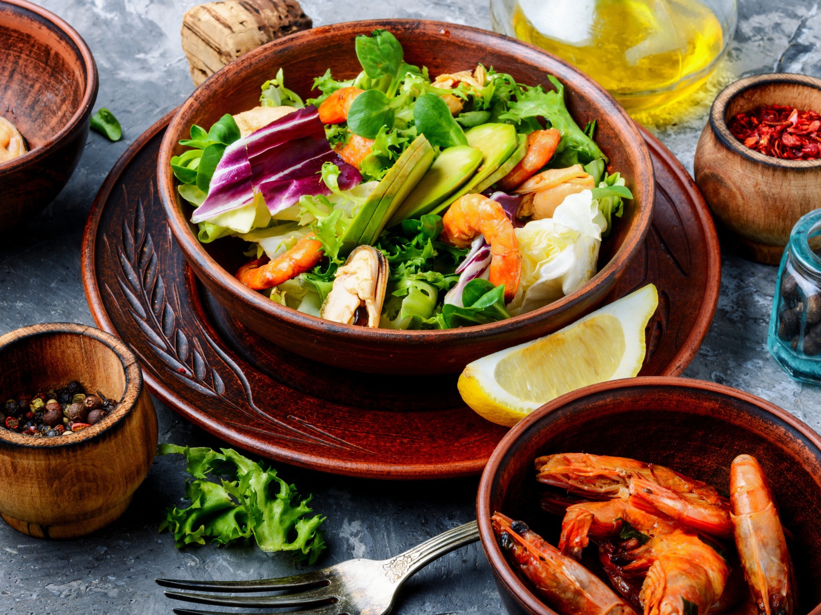 Салат с морепродуктами стоит на столе со специями