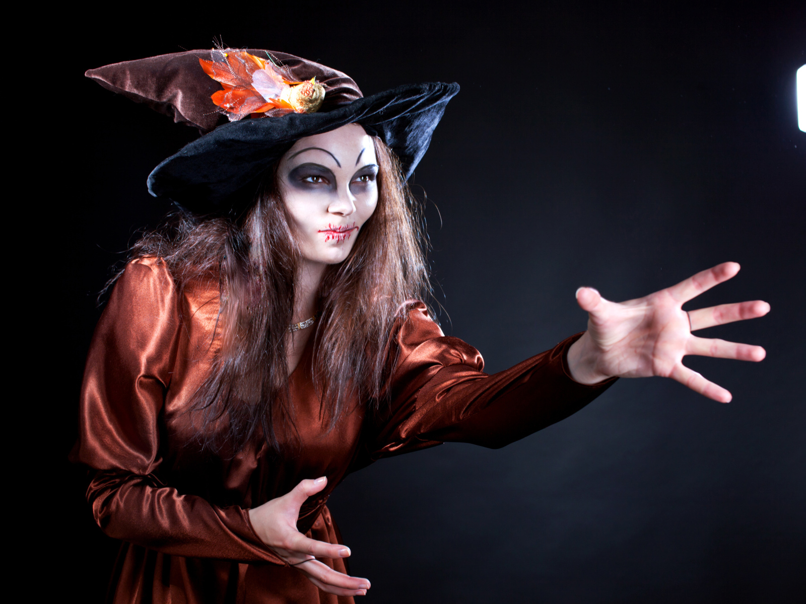 Девушка в костюме ведьмы на праздник Хэллоуин 