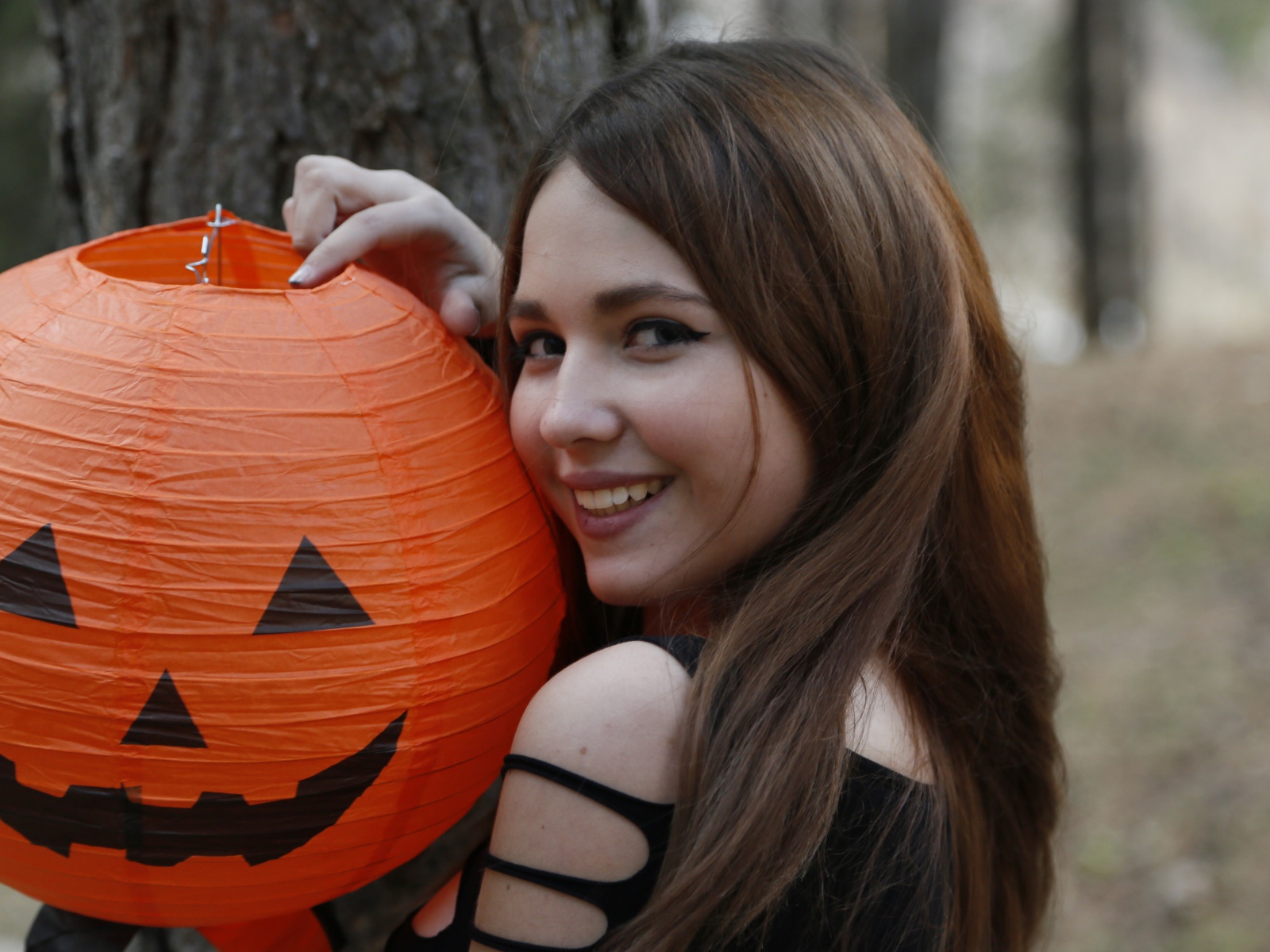 Улыбающаяся девушка с декором на праздник Хэллоуин