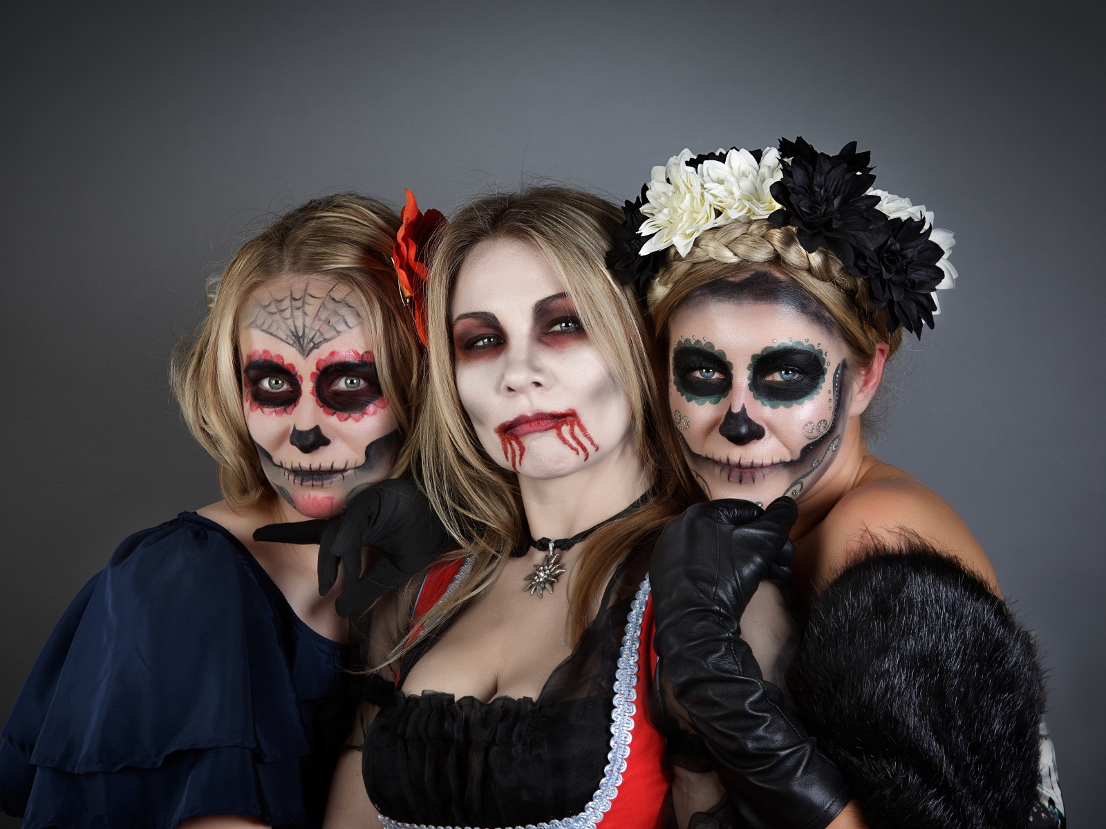 Три девушки с масками и в костюмах на Хэллоуин 