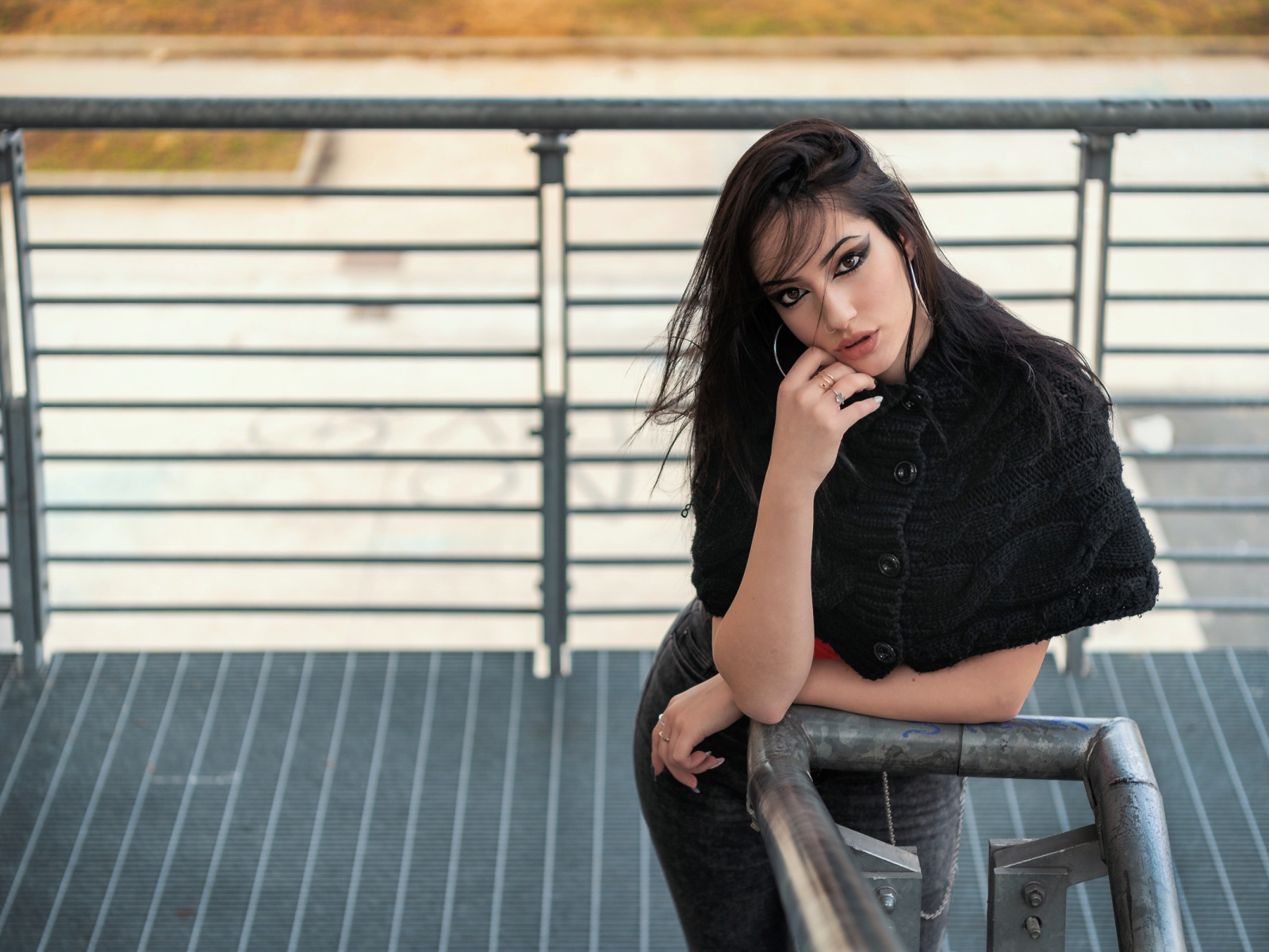 Красивая девушка стоит на ступеньках у перил 