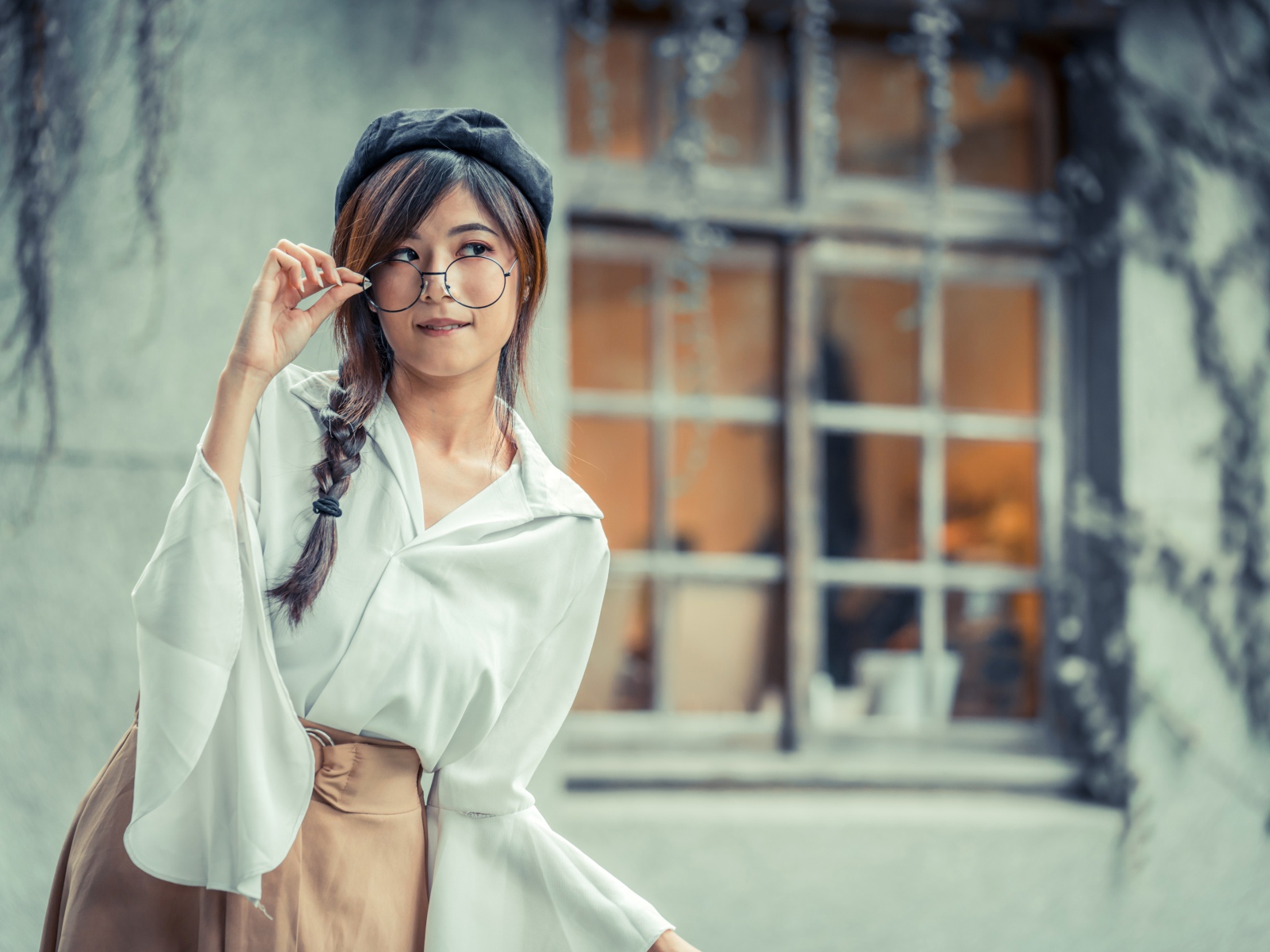 Девушка азиатка в берете и очках 