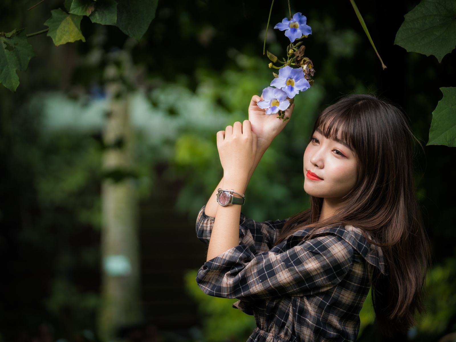 Красивая девушка азиатка с цветами