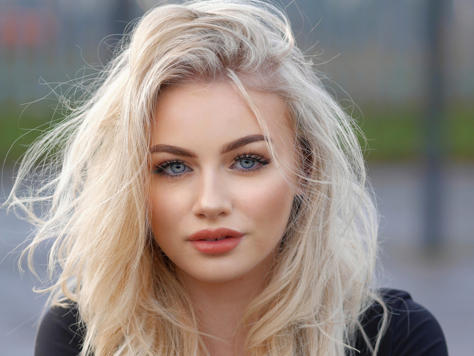 Красивая голубоглазая блондинка лицо крупным планом