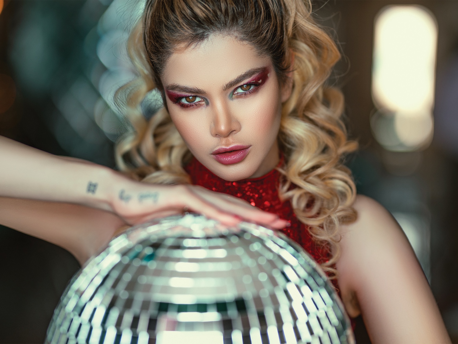 Красивая яркая блондинка с шаром в руках