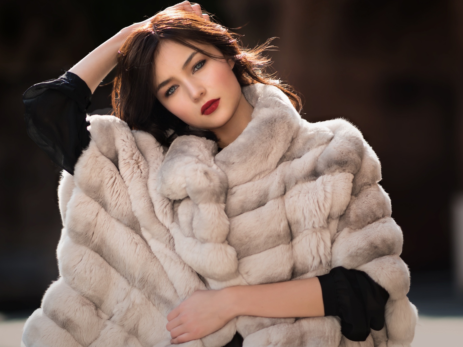 Красивая девушка в шубе 