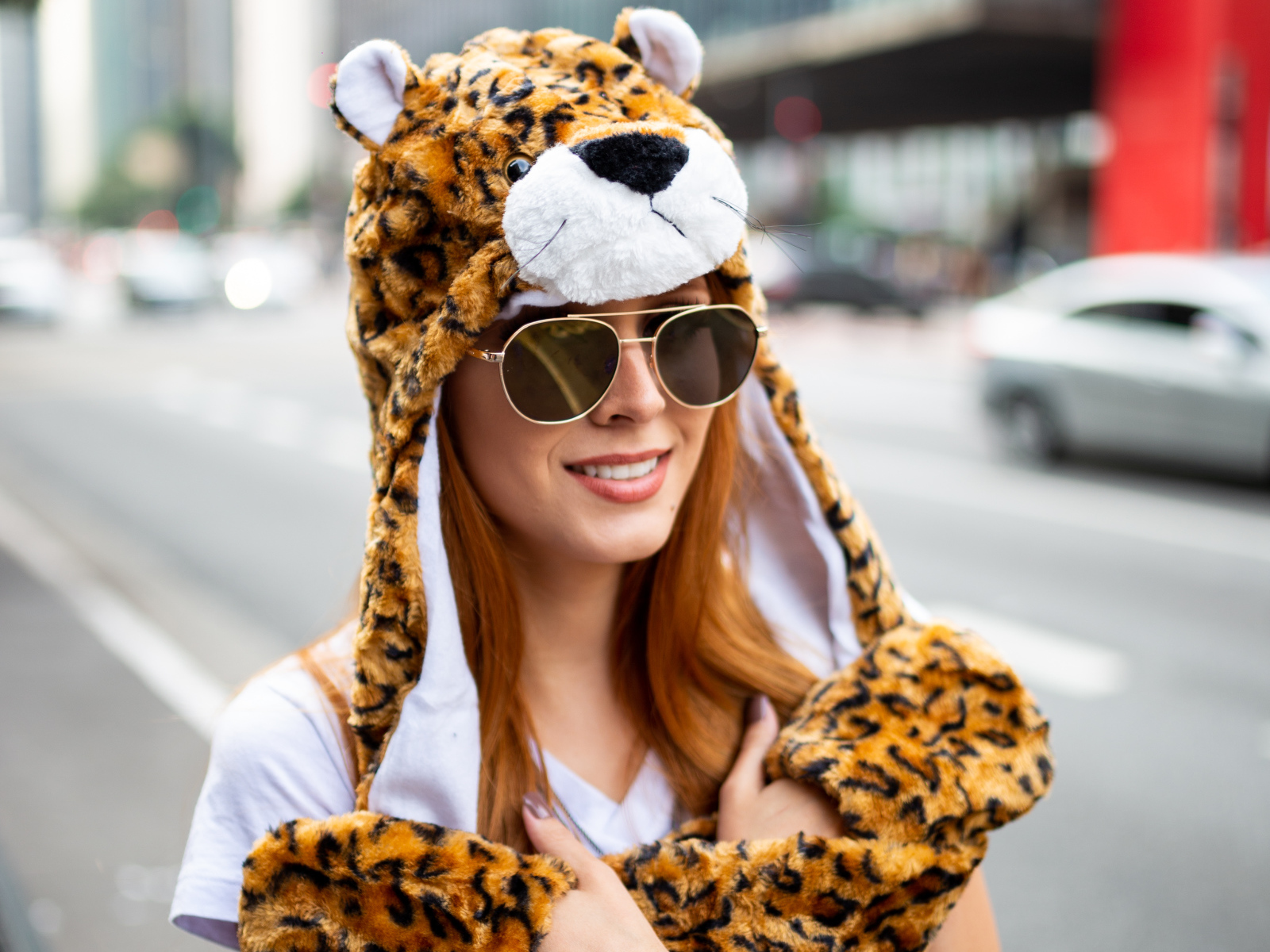 Красивая девушка в очках в смешной шапке