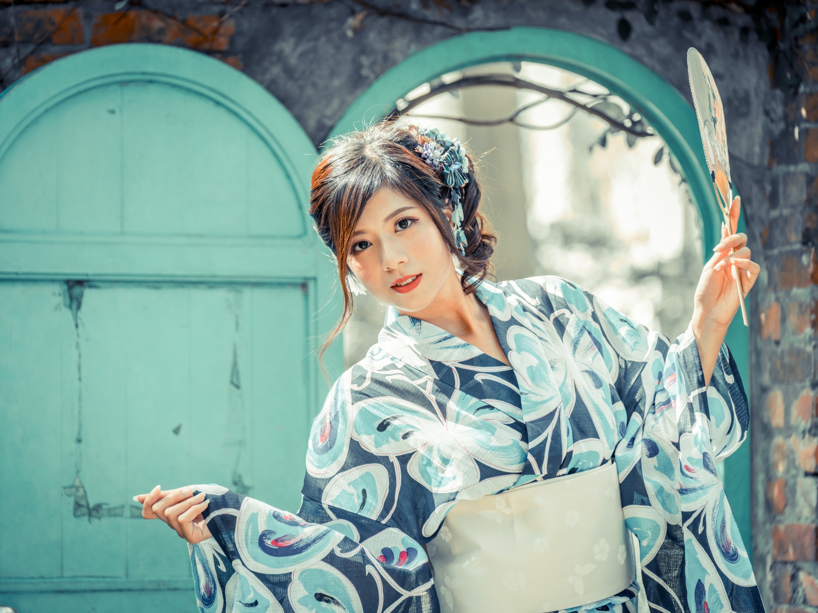 Красивая девушка в кимоно с веером в руке